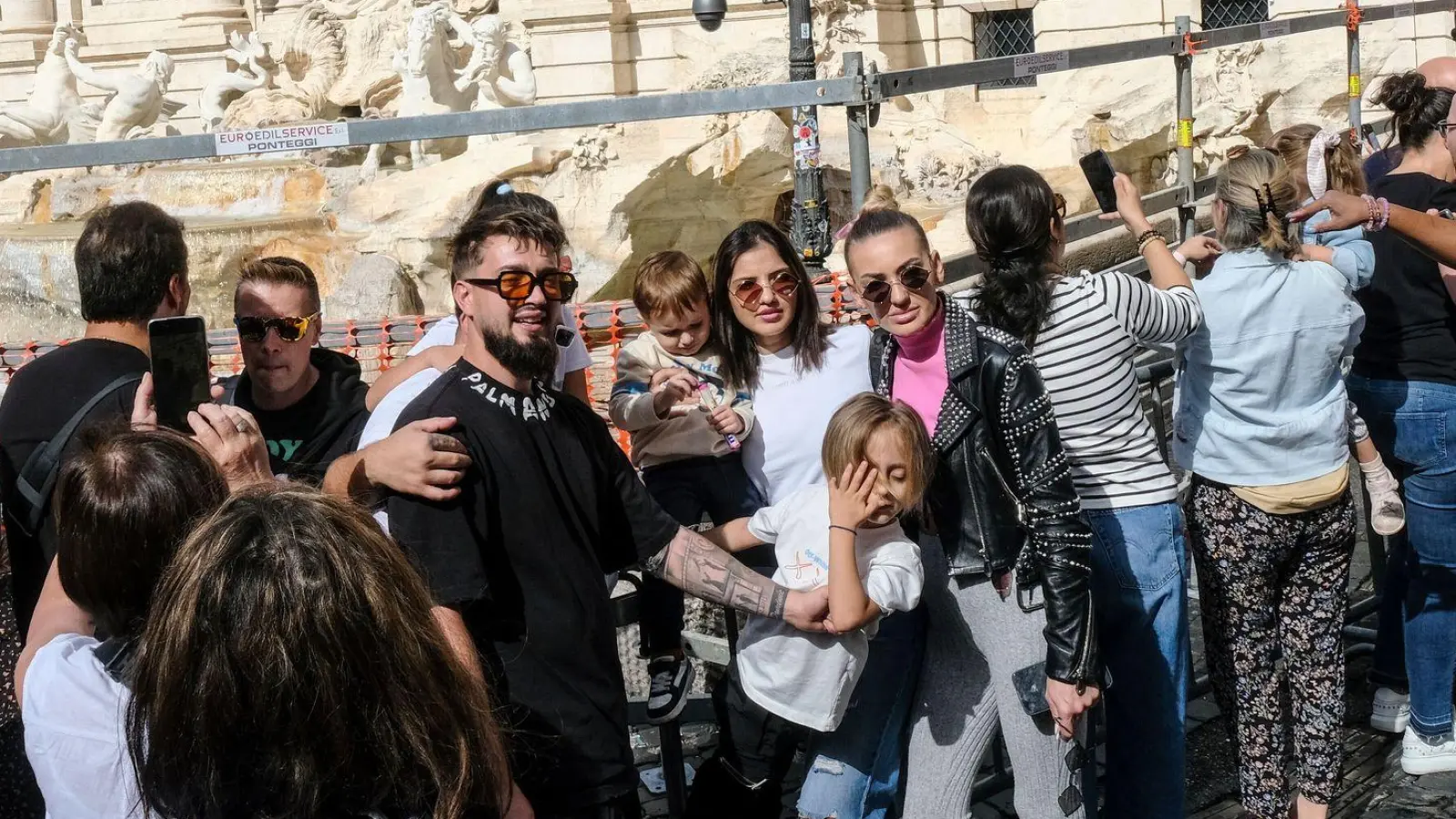 Touristen am Trevi-Brunnen - Massentourismus ist ein großes Problem in Italien. (Archivbild) (Foto: Mauro Scrobogna/LaPresse/AP/dpa)