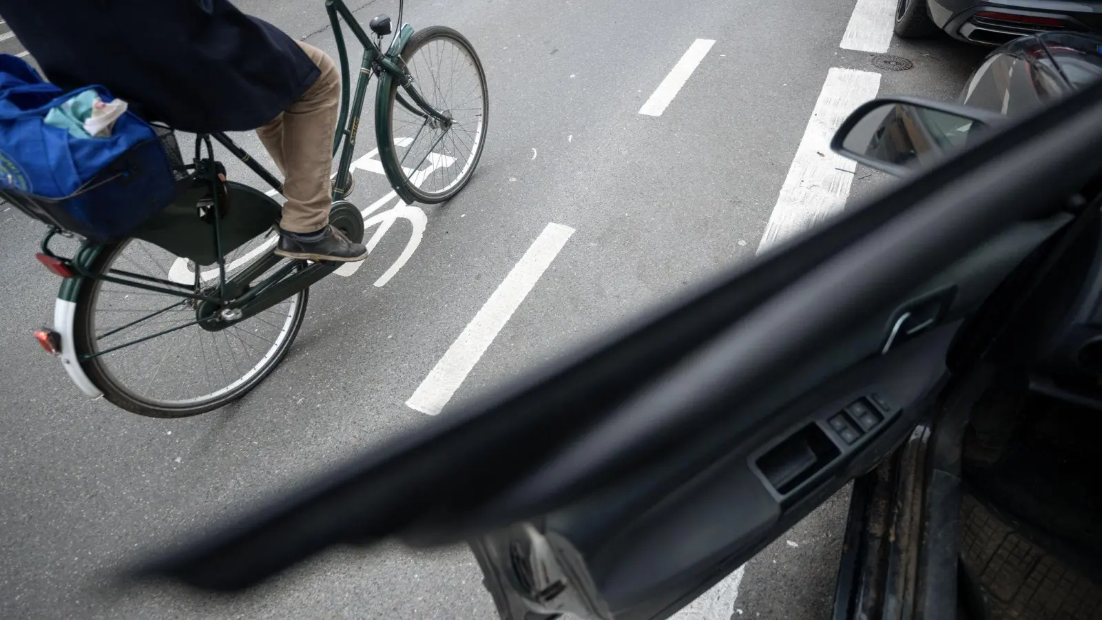 Die Regierung plant verpflichtende Türwarnsysteme für Kfz-Hersteller. (Symbolbild) (Foto: Sebastian Gollnow/dpa)