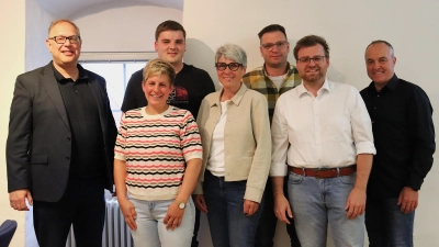 Bürgermeister Michael Dörr begrüßt die neuen Stadträtinnen und Stadträte (von links): Christina Schuster, Max Wittmann, Birgit Brand-Seitz, Tino Neuendorf, Thomas Geidner und Artur Helmreich. (Foto: Antonia Müller)