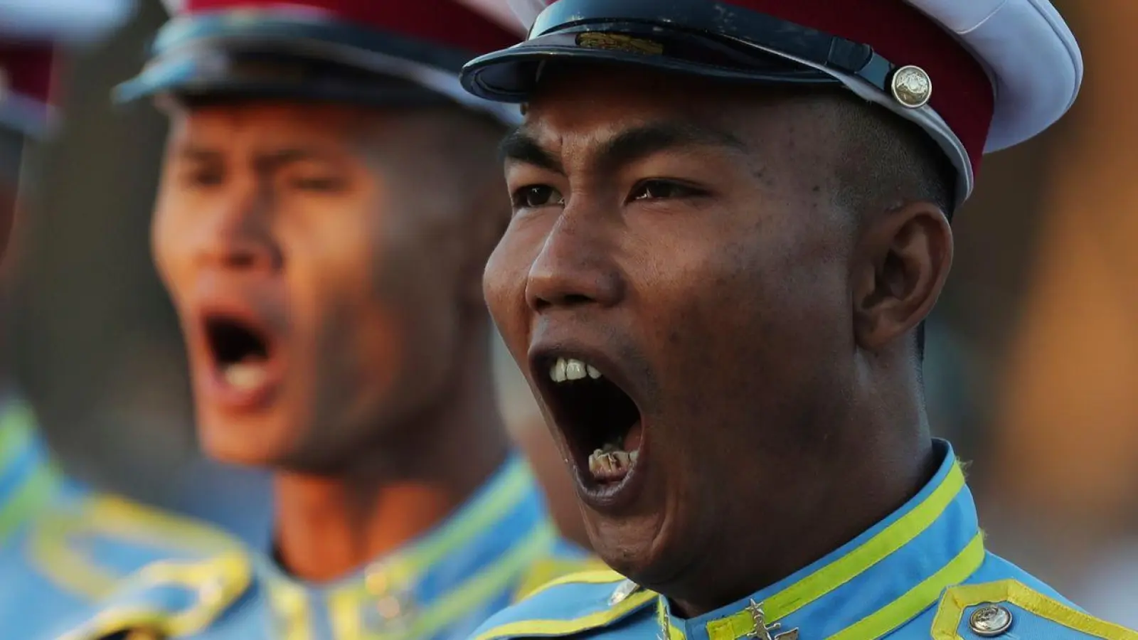 Hochrangige Soldaten während einer Zeremonie zum 76. Jahrestag der Unabhängigkeit Myanmars in Naypyitaw. (Foto: Aung Shine Oo/AP/dpa)