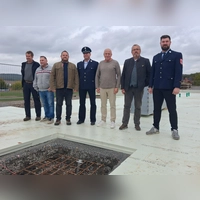 Im Vordergrund schimmert die Zeitkapsel im Boden: Oberscheinfelds Bürgermeister Peter Sendner (Zweiter von rechts) mit weiteren Beteiligten bei der offiziellen Grundsteinlegung für das neue Feuerwehrhaus. (Foto: Florian Jennemann)
