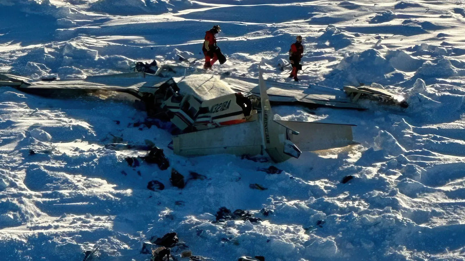 Das eisige Wetter erschwerte die Arbeit der Einsatzkräfte. (Foto: Uncredited/U.S. Coast Guard/AP/dpa)