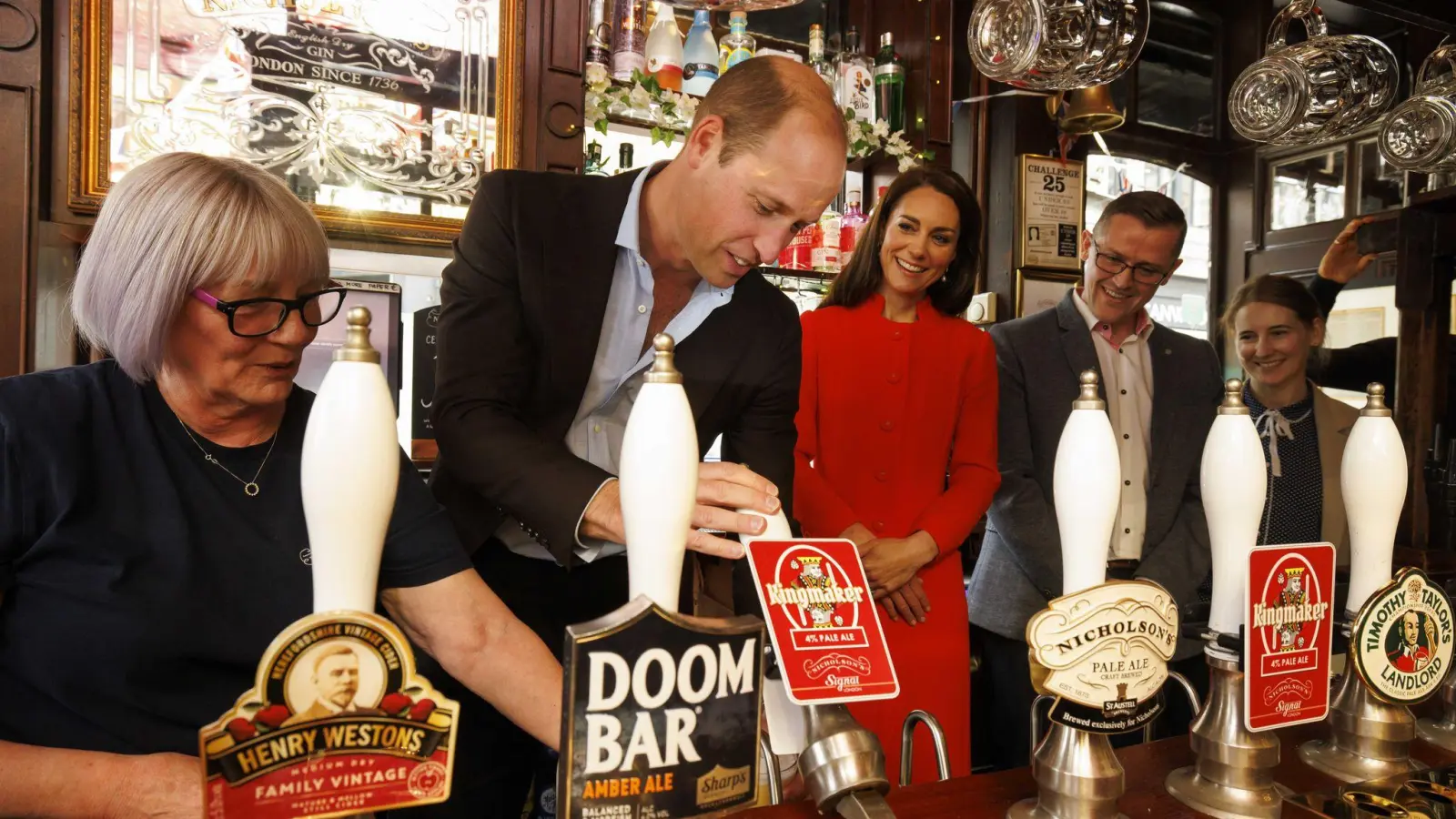 Prinz William zapft das erste Bier von Kingmaker, eine Neukreation zur Feier der Krönung von König Charles III.. (Foto: Jamie Lorriman/Daily Telegraph/PA Wire/dpa)