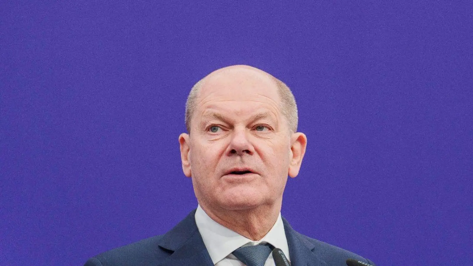 Olaf Scholz (SPD) steht bei der Grundsteinlegung auf der Bühne. Der SPD-Bundeskanzler und die Merck-Führung haben gemeinsam den Grundsteinlegung mit Zeitkapsel gelegt. (Foto: Andreas Arnold/dpa)