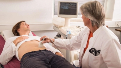 Wie geht es dem Bauch? Ein Ziel der elektronischen Patientenakte ist es, unnötige Doppeluntersuchungen zu vermeiden. (Foto: Christin Klose/dpa-tmn)