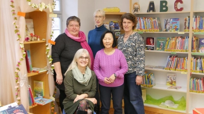 Barbara Patla-Domagala (hinten), Beate Pfänder, Christina Schirmer, Lee Pheng Hadlich und Ulrike Feierabend (von links) wollen mit dem Rest des Teams und vielen, vielen Lesefans in diesem Jahr das Jubiläum feiern. (Foto: Ulli Ganter)