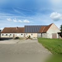 Der Gebäudekomplex in Oberscheckenbach: Der ehemalige Stall (links) wird abgerissen, die Scheune in der Mitte wird saniert und verlängert. Rechts ist die Rückfront des Feuerwehrgerätehauses zu sehen. (Foto: Karl-Heinz-Gisbertz)
