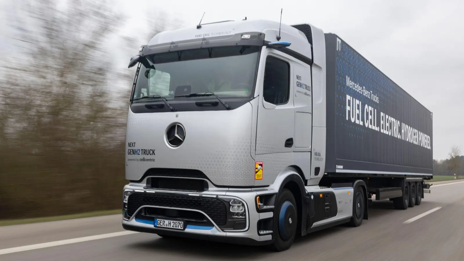 Große Reichweite für schwere Lasten: Daimlers NextGenH2-Truck fährt mit Wasserstoff statt Diesel und schafft mit vollen Tanks bis zu 1.000 Kilometer am Stück. (Foto: Daimler AG/dpa-tmn)