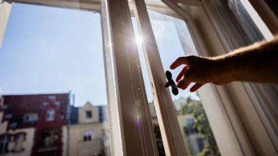 Längeres Lüften im Frühling: Die feuchtere Luft erfordert längere Lüftungszeiten, um Schimmelbildung vorzubeugen. (Foto: -/dpa)