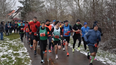 Der Start mit den Siegern über 10 Kilometer (Johannes Strobel mit der Nummer 26) und 5,2 Kilometer (Moritz Meyer mit der Nummer 205). (Foto: Tobias Heller)