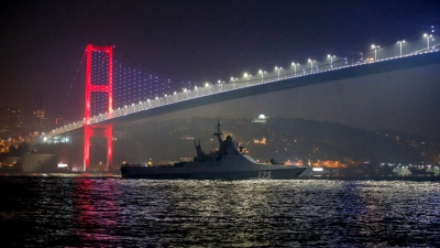 Ein Patrouillenboot der russischen Marine durchquert den Bosporus auf dem Weg zur russischen Flotte im Schwarzen Meer. (Foto: Emrah Gurel/AP/dpa)