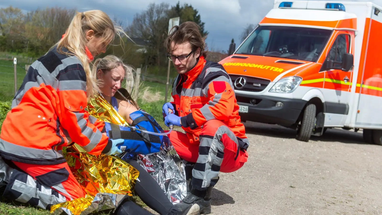 Dreht man die goldene Seite der Rettungsdecke nach oben schützt die innenliegende silberne Seite die unter ihr liegende Person vor Auskühlung. (Foto: Benjamin Nolte/dpa-tmn)