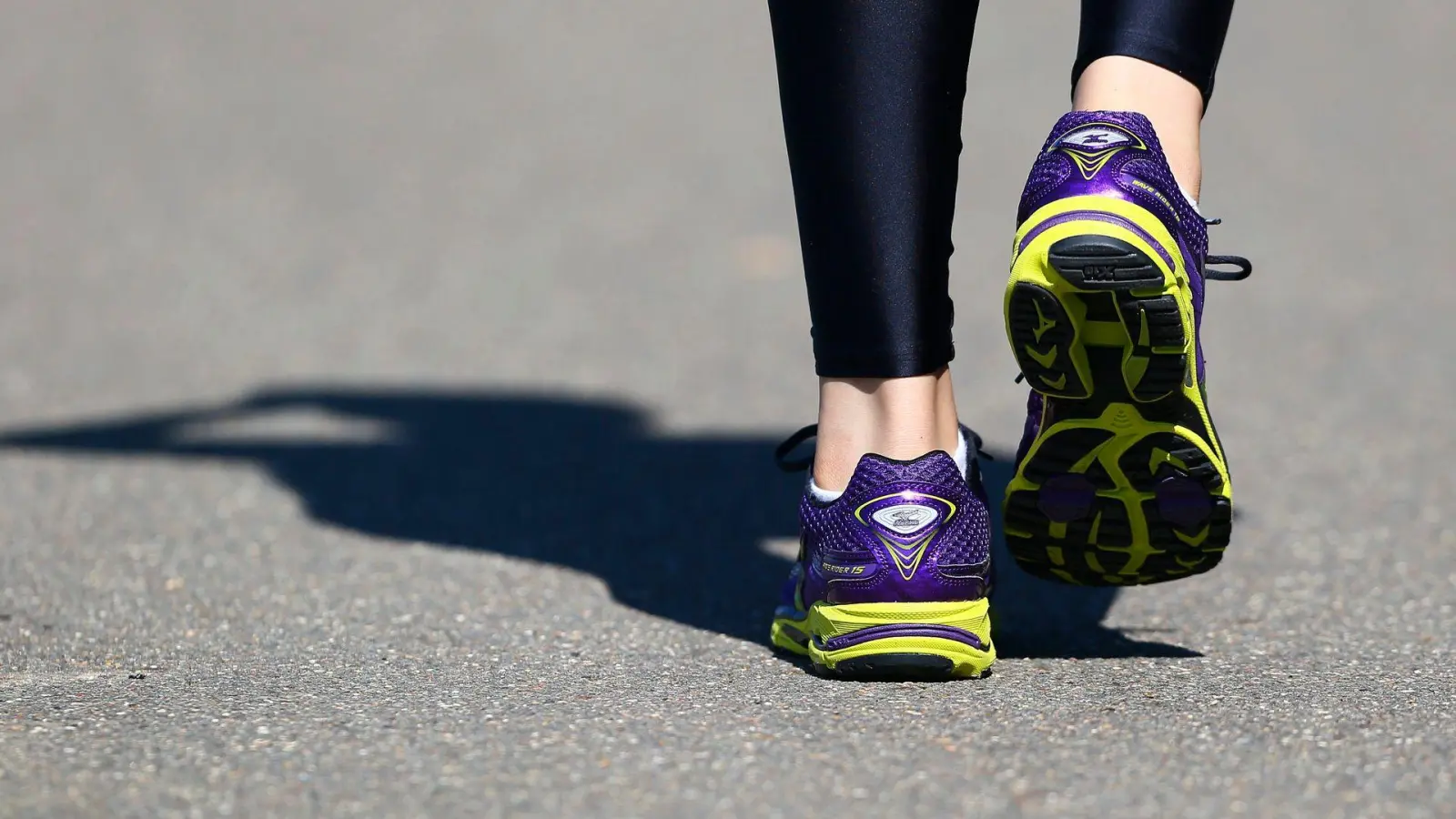 Schritt für Schritt: Täglich 7.000 Schritte zu gehen, kann das Risiko für eine Vielzahl chronischer Krankheiten deutlich senken.  (Foto: Nic Bothma/epa/dpa-tmn)
