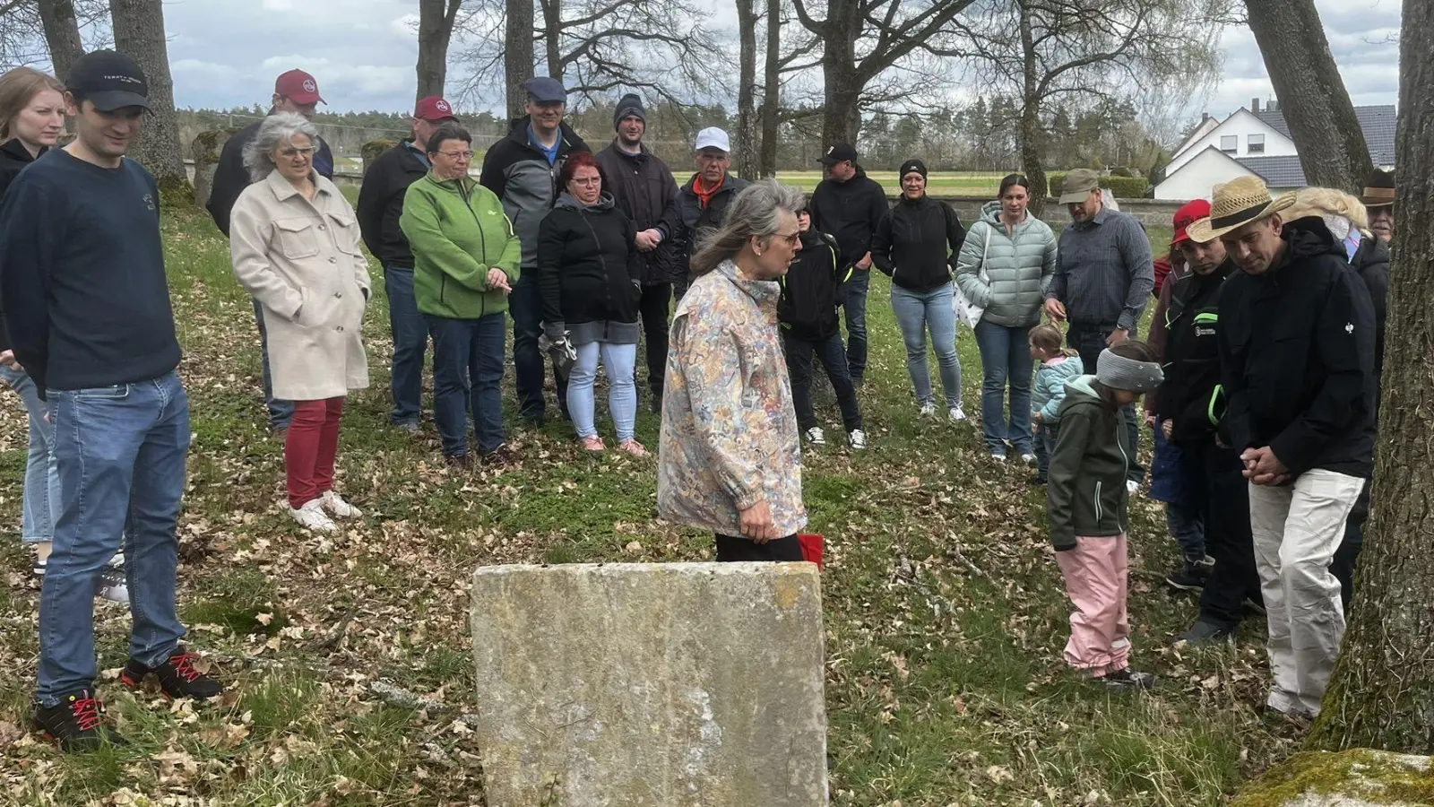 Über 30 Interessierte nahmen an einem Streifzug mit Claudia Dommel (Mitte) durch die Geschichte Bechhofens teil, der sich insbesondere mit der jüdischen Gemeinde befasste. (Foto: Johannes Flierl)