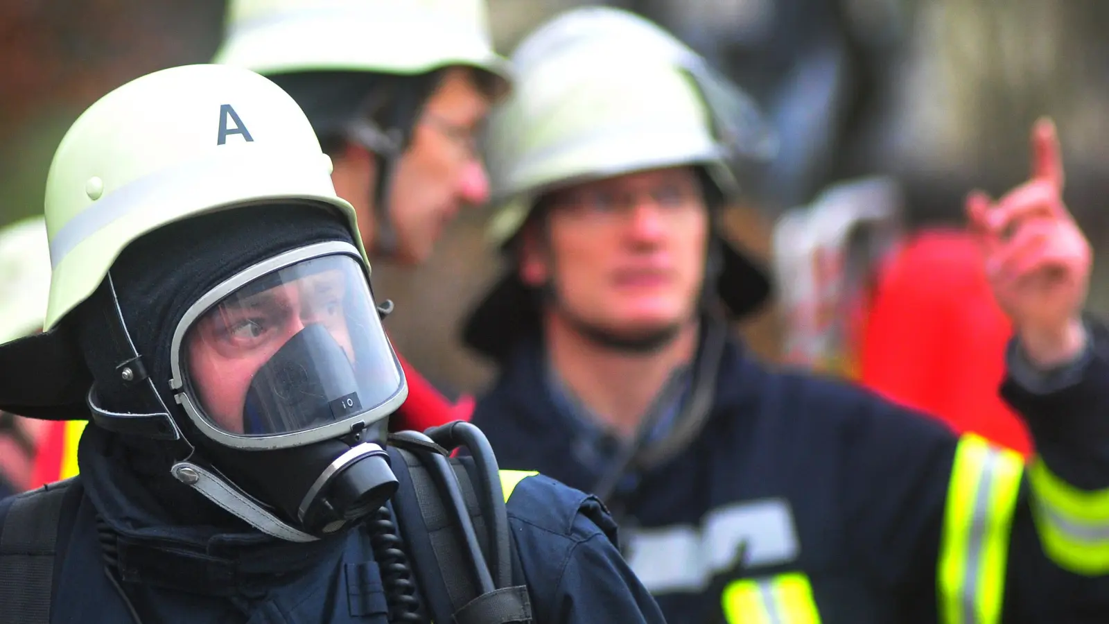 Zahlreiche Feuerwehrleute kämpften in der Nacht auf Sonntag in Großharbach gegen einen Küchenbrand. (Symbolbild: Jim Albright)