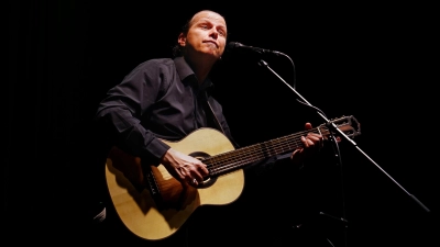 Begeisterte sein Publikum mit seinem dritten Reinhard-Mey-Programm: Stefan Eichner. (Foto: Elke Walter)