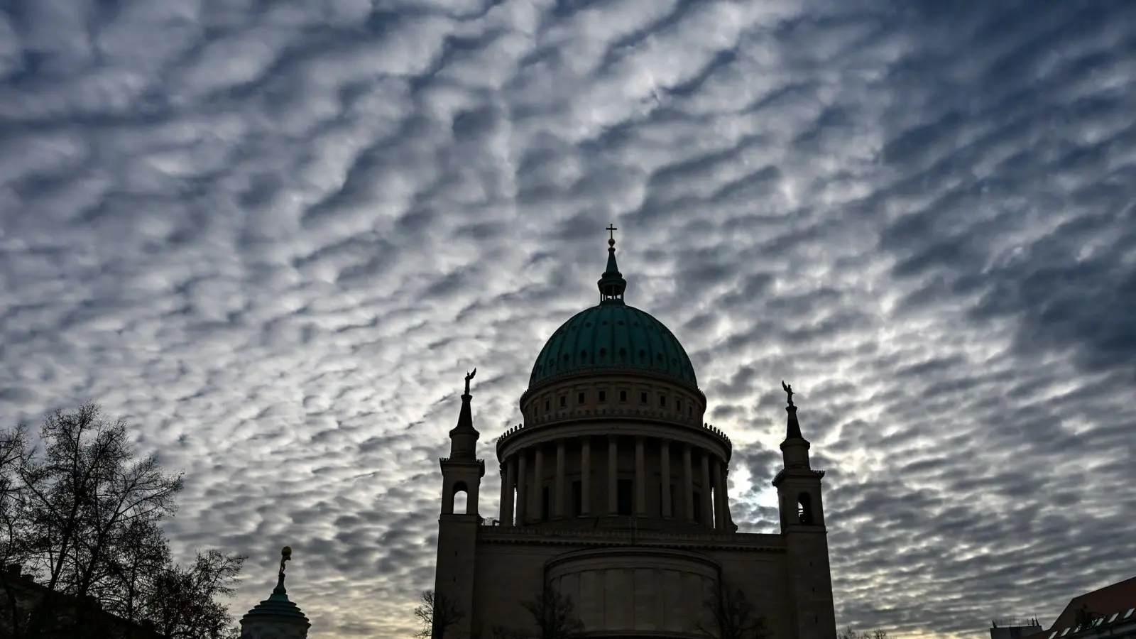 Zum Wochenbeginn wird es im Land verbreitet wärmer. (Foto: Jens Kalaene/dpa)