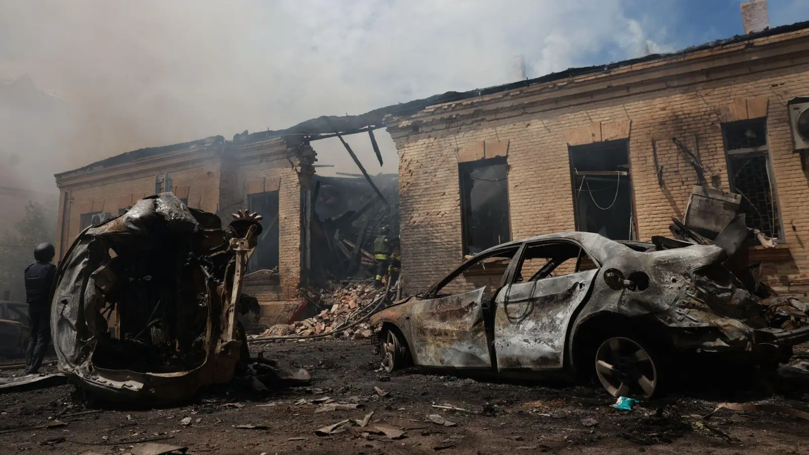 Wegen der anhaltenden russischen Angriffe gegen die Ukraine verschärft die EU abermals ihre Sanktionen. (Archivbild) (Foto: Evgeniy Maloletka/AP/dpa)
