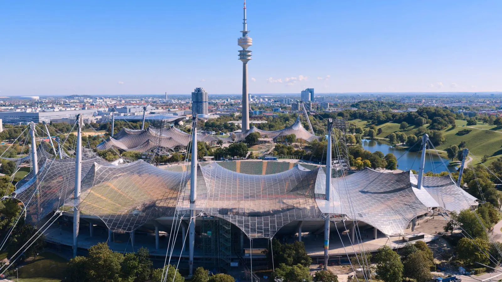 Wird schon jetzt zukunftsfit gemacht - aber reicht das? Das Münchner Olympiastadion. (Foto: Sven Hoppe/dpa)