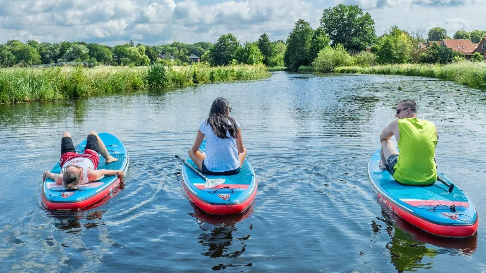 Relaxen auf dem Wasser: Mit etwas Übung kann man sich auf dem SUP-Board auch mal langmachen. (Foto: Max Wiesenbach/Stade Marketing und Tourismus GmbH/dpa)