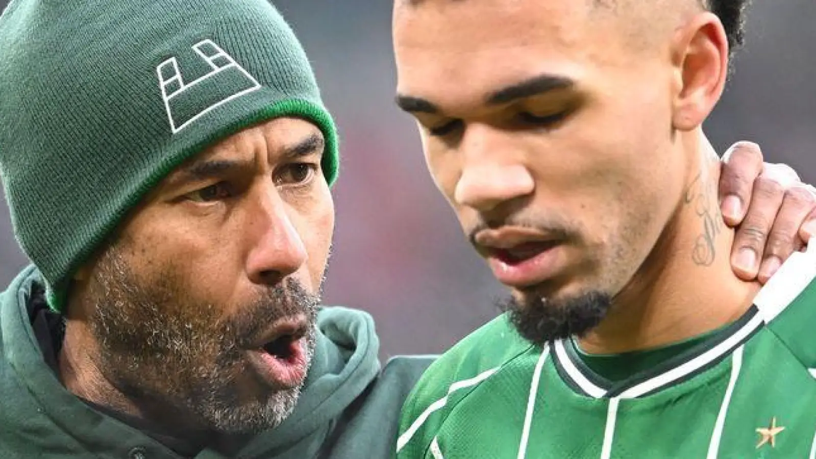 Der neue Werder-Trainer Daniel Thioune und sein Stürmer Justin Njinmah. (Foto: Carmen Jaspersen/dpa)