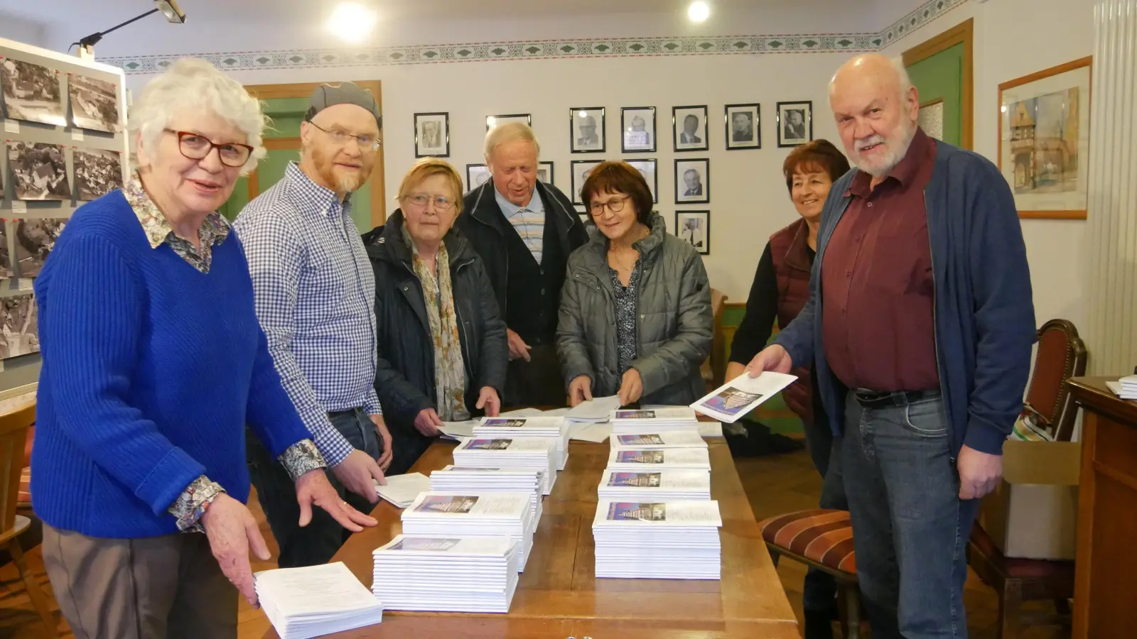 Der Heimatbrief 2023 ist erschienen. Die Aktiven sortierten die druckfrischen Exemplare. (Foto: Ulli Ganter)