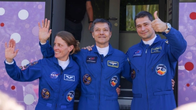 Astronautin Loral O&#39;Hara und ihre Kosmonauten-Kollegen Oleg Kononenko und Nikolai Chub vor dem Start des Raumschiffs. (Foto: Ivan Timoshenko/Roscosmos space corporation/AP/dpa)