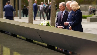 König Charles III. (M) und Königin Camilla gedenken der Opfer von 9/11. (Foto: Seth Wenig/AP/dpa)