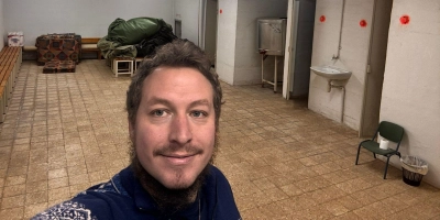 Dr. Linus Ubl zeigt am Freitag den Schutzraum in dem Wohnhaus in Jerusalem, in dem er lebt. (Selfie: Dr. Linus Ubl)