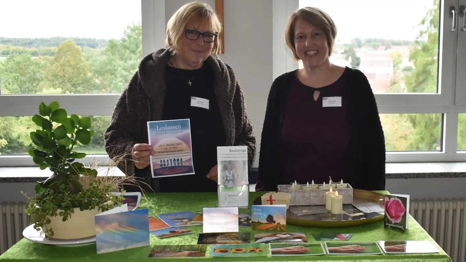 Die katholische Gemeindereferentin Jutta Friedel (links) und Pfarrerin Ruth Neufeld sind als Klinikseelsorgerin aktiv und laden auch zu Andachten in die Kapelle im dritten Stock der Neustädter Klinik ein. An jedem Donnerstag ab 18 Uhr findet einer (im Wechsel katholisch und evangelisch) statt. (Foto: Ute Niephaus )