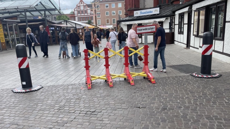 Zwischen zwei Pollern hatte die Stadt Würzburg im Juni bereits einen Vierer-Strang Pitagone aufgestellt, um potenziellen Amokfahrern die Zufahrt zu einem belebten Festbereich zu erschweren. Die Stadt Neustadt will nun vier Stränge anschaffen, die jeweils doppelt so breit sind, wie dieses Beispiel und damit auch ganze Straßen blockieren können.  (Foto: Thomas Kursawe)