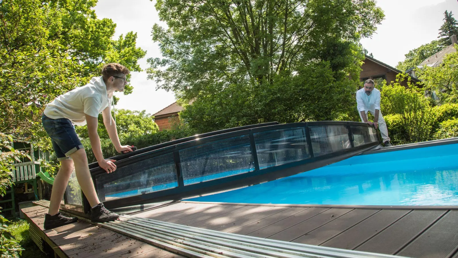 Bei fest verbauten Pools greift im Schadensfall die Wohngebäudeversicherung, sofern Eigentümerinnen und Eigentümer diese optionale Leistung in ihrem Vertrag eingeschlossen haben. (Foto: Christin Klose/dpa-tmn)