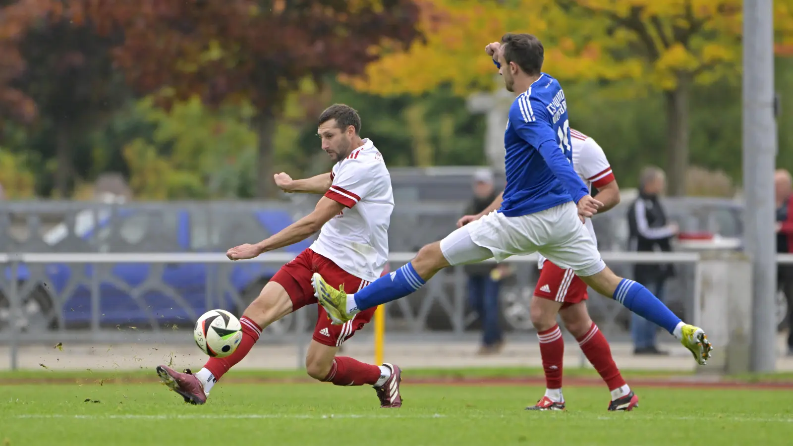 Adam Roth (links, im Spiel gegen Windeck/Ebrach) absolvierte als einziger Spieler alle 34 Begegnungen für den TSC Neuendettelsau. (Foto: Martin Rügner)