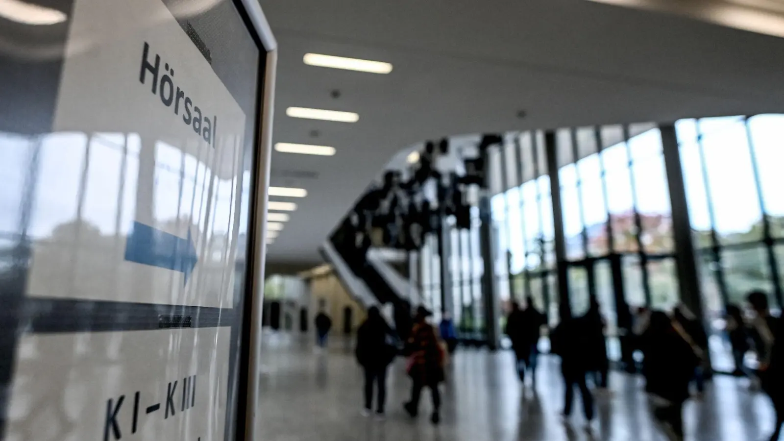 Studierende gehen Richtung Hörsaal. (Foto: Britta Pedersen/dpa/Symbolbildarchiv)