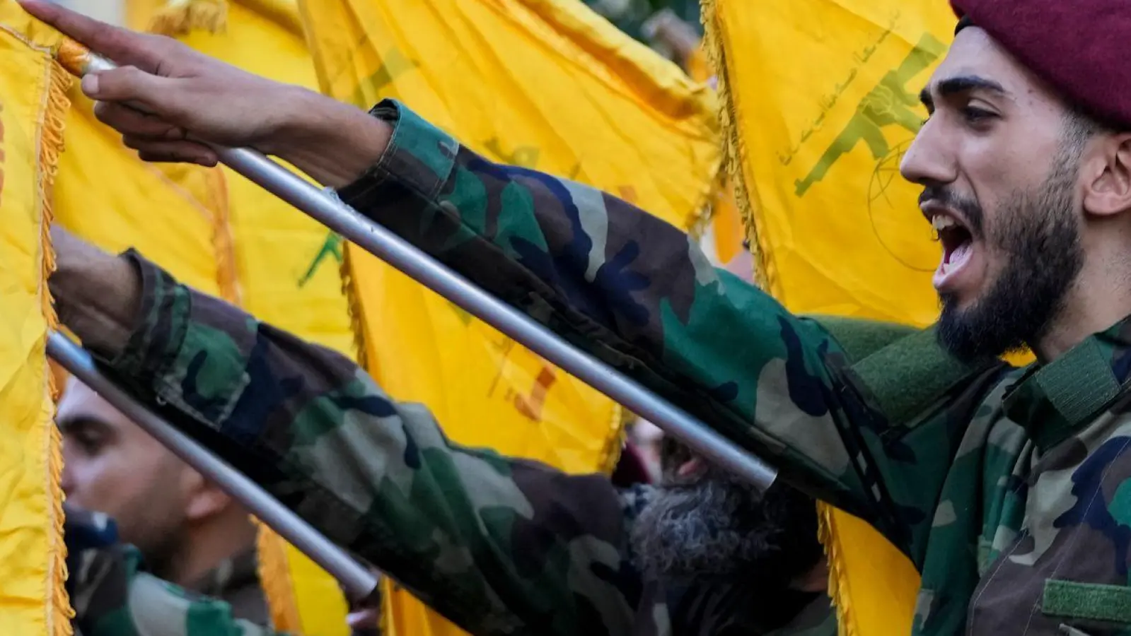 Die Hisbollah greift an der Seite des Irans Israel an. (Archivbild) (Foto: Hassan Ammar/AP/dpa)