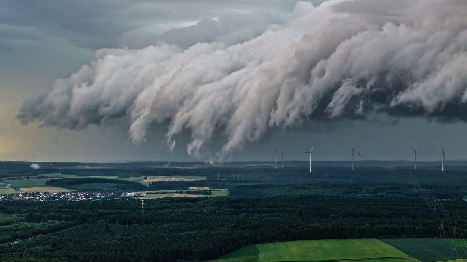 Im Südwesten sind starke Gewitter möglich. (Foto: Jason Tschepljakow/dpa)
