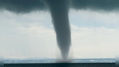 Am Mittwochmittag hat sich ein Tornado auf dem Bodensee vor Friedrichshafen gebildet.  (Foto: Kraus/swd-medien/dpa)