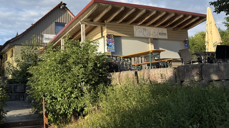 Das Strandhaus und der Kiosk am Obernzenner See sollen bald wiedereröffnet werden: Die Gemeinde hat einen neuen Pächter gefunden, der künftig regionale Küche anbieten will. (Foto: Yvonne Neckermann)