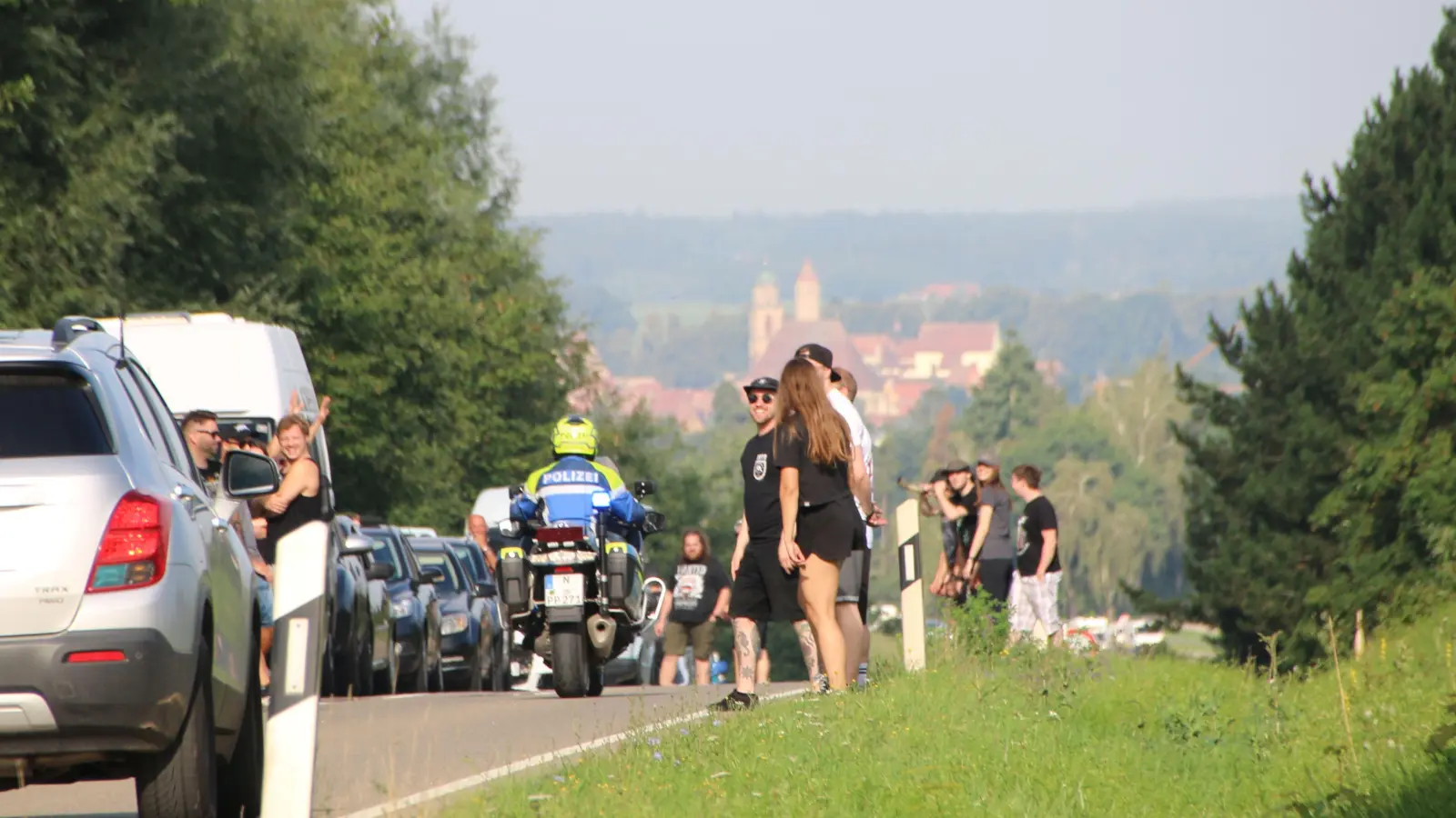 In eine Partymeile - und eine Stauzone - verwandelte sich die Staatsstraße 2218 zwischen Dinkelsbühl und Illenschwang. (Foto: Martina Haas)