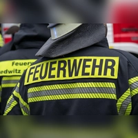 Mit über 100 Einsatzkräften bekämpften mehrere Feuerwehren den Brand. (Symbolbild) (Foto: Daniel Vogl/dpa)