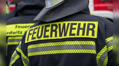 Mit über 100 Einsatzkräften bekämpften mehrere Feuerwehren den Brand. (Symbolbild) (Foto: Daniel Vogl/dpa)