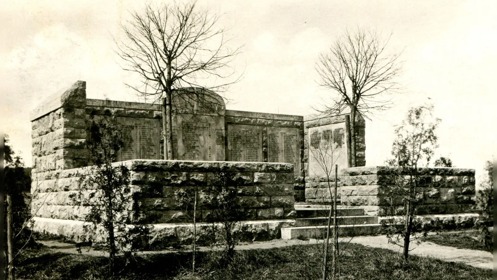 Auf dieser Postkarte aus dem Jahr 1929 sind bereits zwei größere Bäume am Ulanendenkmal zu sehen. Vorne wachsen ein paar jüngere Exemplare. (Repro: Sammlung Martin Schuster)