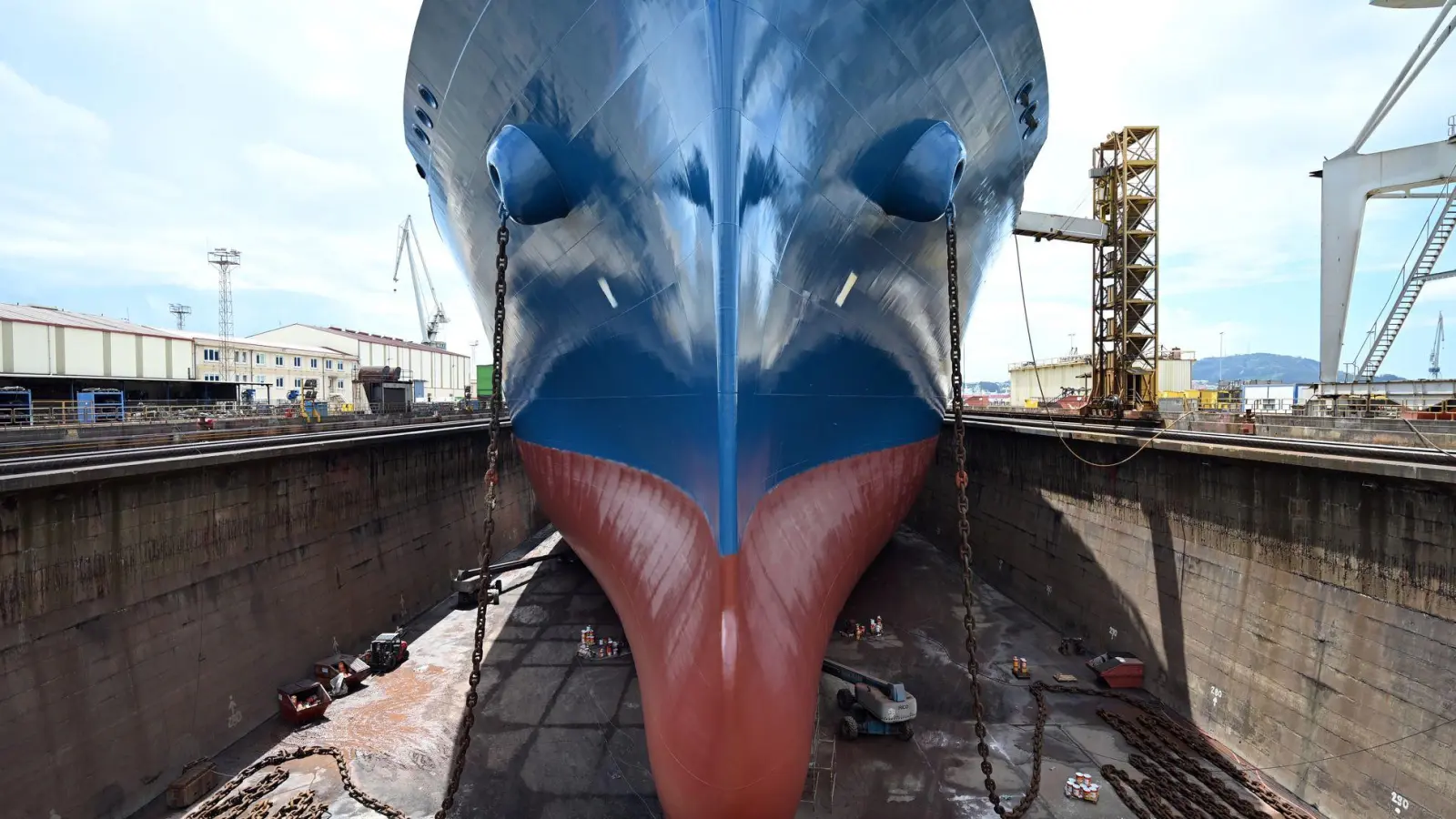 Experten rechnen damit, dass in den kommenden Jahren weltweit immer mehr Flüssigerdgas (LNG) gehandelt wird. Das Foto zeigt den Bug des LNG-Tankschiffs „Maran Gas Amorgos“, das kürzlich für eine Wartung in einem Trockendock in Spanien lag. (Foto: Helge Toben/dpa)