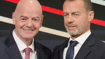 Infantino (l) und Ceferin liegen wegen des Investorendeals im Clinch. (Archivbild) (Foto: Darko Vojinovic/AP/dpa)