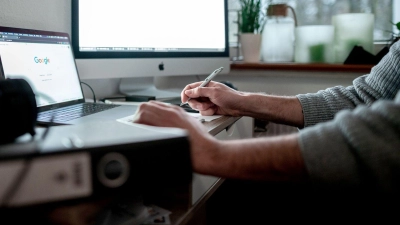 Arbeitet ein Beschäftigter schon lange dauerhaft aus dem Homeoffice, muss der Arbeitgeber eine Versetzung an einen Standort mit Präsenzarbeit gut begründen können.  (Foto: Fabian Strauch/dpa/dpa-tmn)