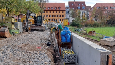 Im Bereich der Würzburger Straße und des Kasernendammes werden etwa 200 Meter der am Ende über einen Kilometer langen Hochschwasser-Schutzmauer gebaut. (Foto: Florian Schwab)