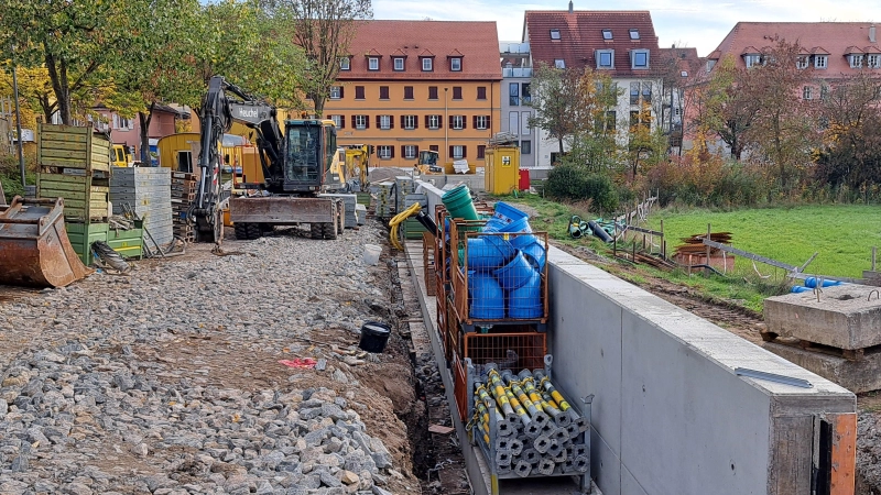 Im Bereich der Würzburger Straße und des Kasernendammes werden etwa 200 Meter der am Ende über einen Kilometer langen Hochschwasser-Schutzmauer gebaut. (Foto: Florian Schwab)
