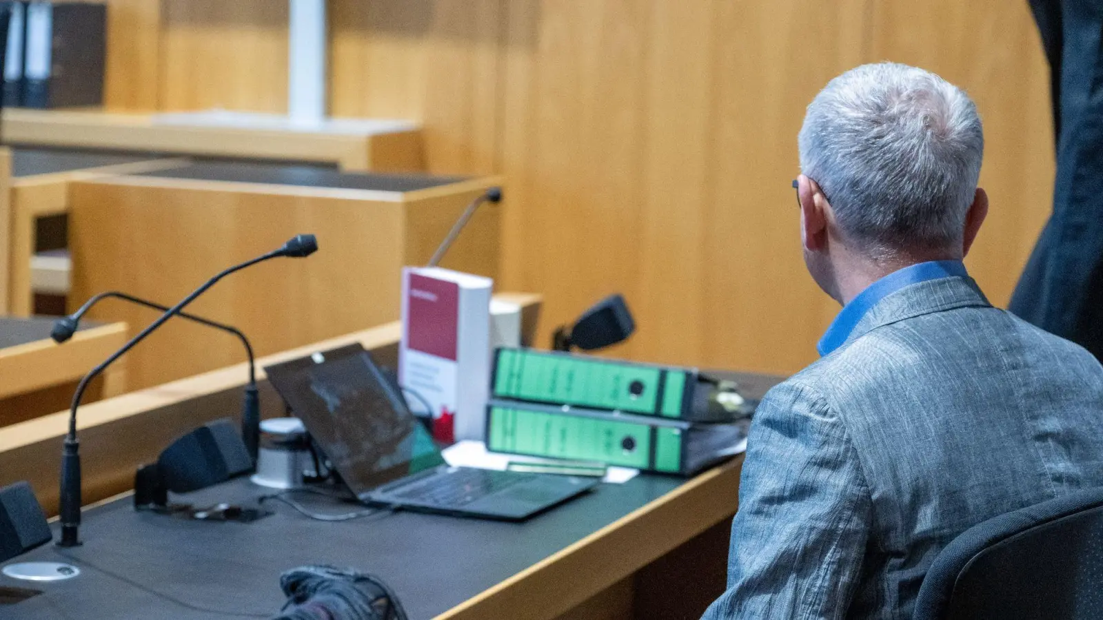 Der angeklagte Anästhesist im Landgericht Augsburg. (Foto: Stefan Puchner/dpa)