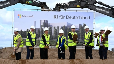 Der feierliche Spatenstich. (Foto: Wolf von Dewitz/dpa)