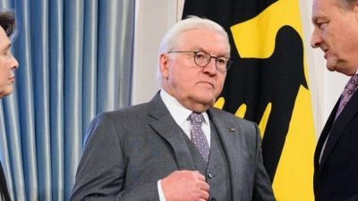 Bundespräsident Frank-Walter Steinmeier (M.) und seine Frau Elke Büdenbender (l.) begrüßen Joachim Rukwied, Präsident des Deutschen Bauernverbandes. (Foto: Bernd von Jutrczenka/dpa)